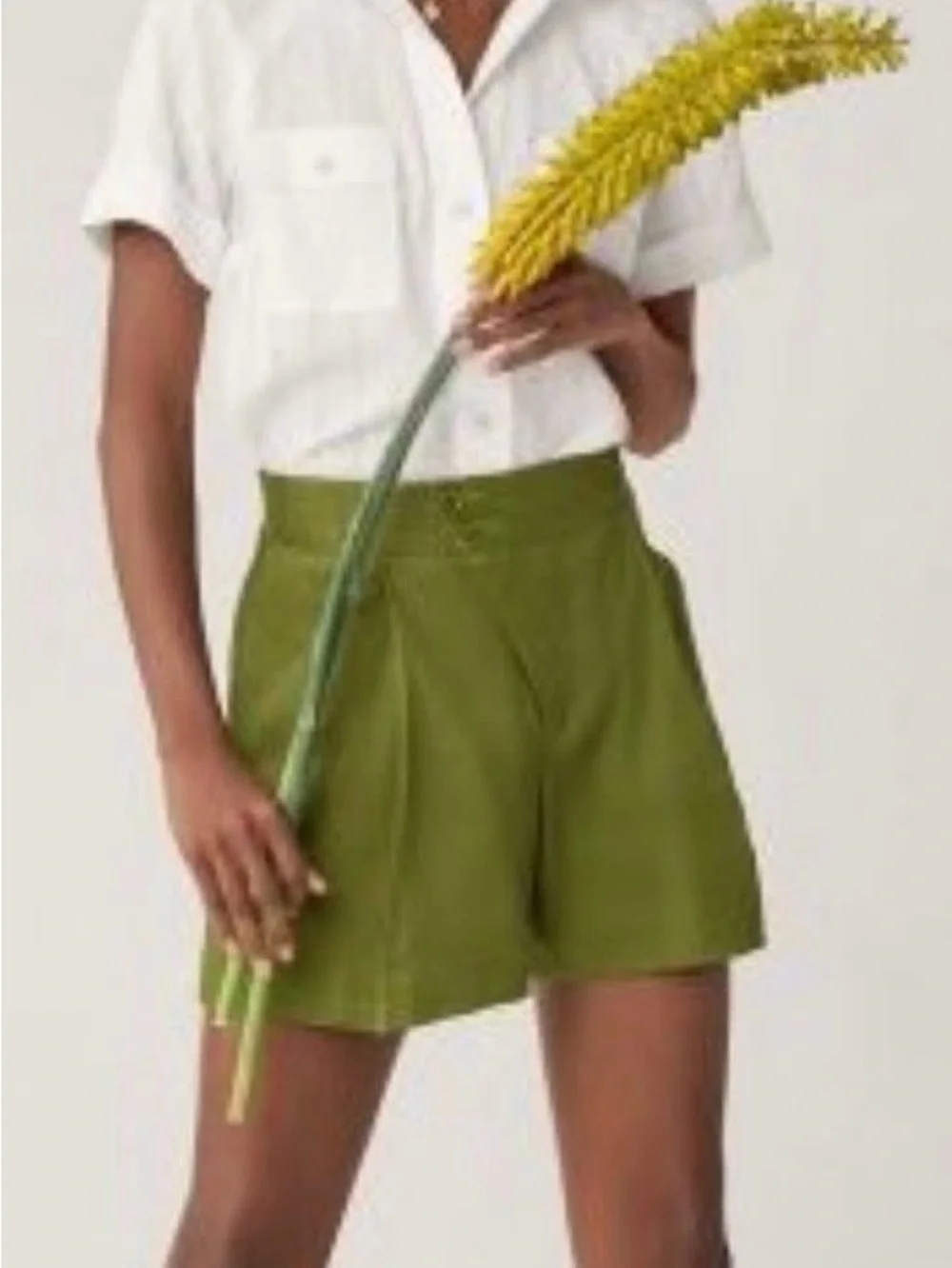 Cabi Traipse Linen blend shorts (avocado) - Picture 5 of 8